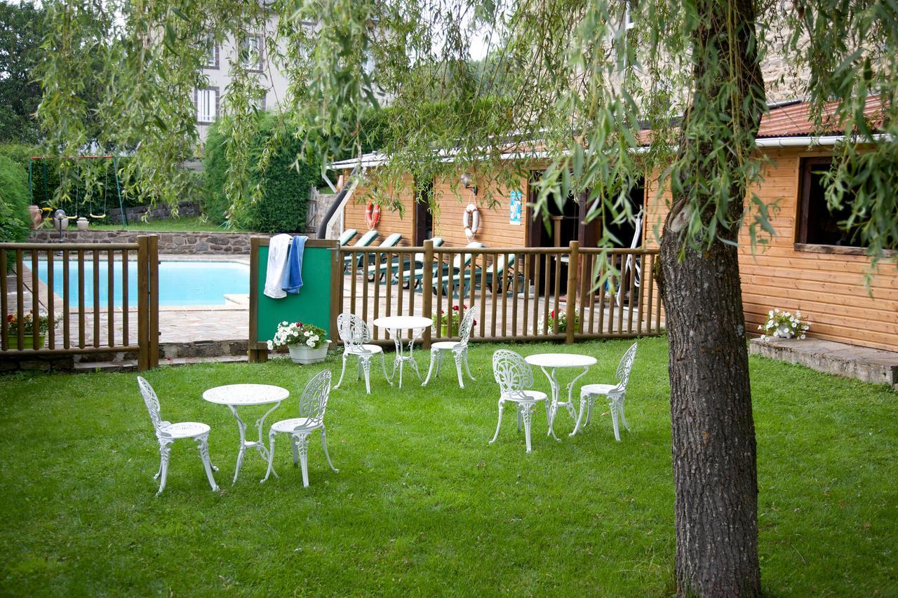 Logis Hotel Le Petit Breuil La Courtine Exteriör bild