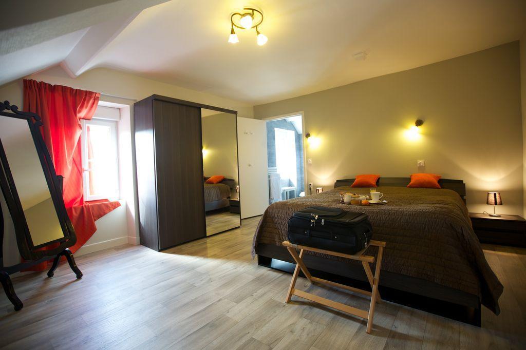 Logis Hotel Le Petit Breuil La Courtine Exteriör bild